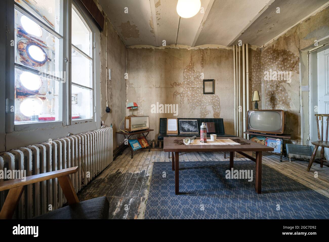 Ein Zimmer mit Dekoration und Gegenständen aus den späten 70er Jahren im Leuchtturm von Märket, Ahvenanmaa, Finnland Stockfoto