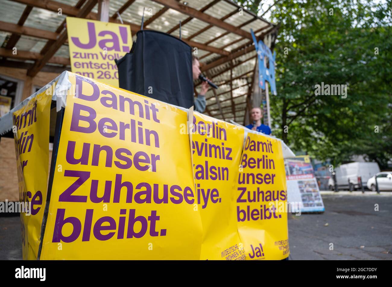 Berlin, Deutschland. August 2021. Beim Aktionsauftakt der Initiative Deutsche Wohnen & Co. Enteignung sind Plakate mit der Aufschrift „damit Berlin unser Zuhause bleibt“ zu sehen. Die Initiative 'Enteignung der Deutschen Wohnen & Co.' fordert ein Referendum. Parallel zu den Bundes- und Parlamentswahlen am 26. September soll abgestimmt werden, ob Immobiliengesellschaften mit mehr als 3,000 Wohnungen im Gegenzug für Milliardenvergütungen enteignet werden sollen. Quelle: Christophe Gateau/dpa/Alamy Live News Stockfoto