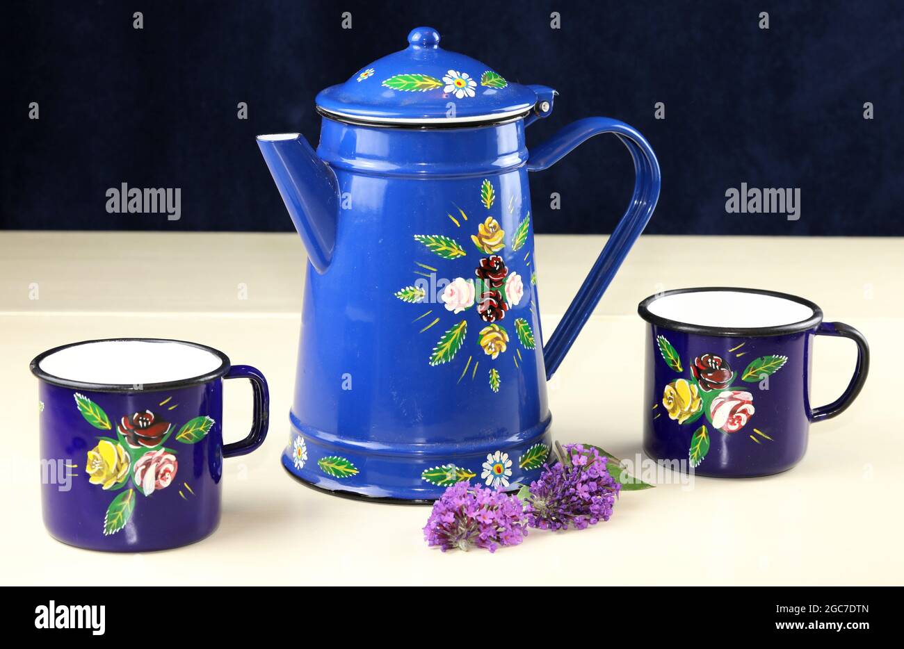 Ein Bild Des Blauen Enamel-Kaffeekanals Mit Bemalten Rosen Stockfoto