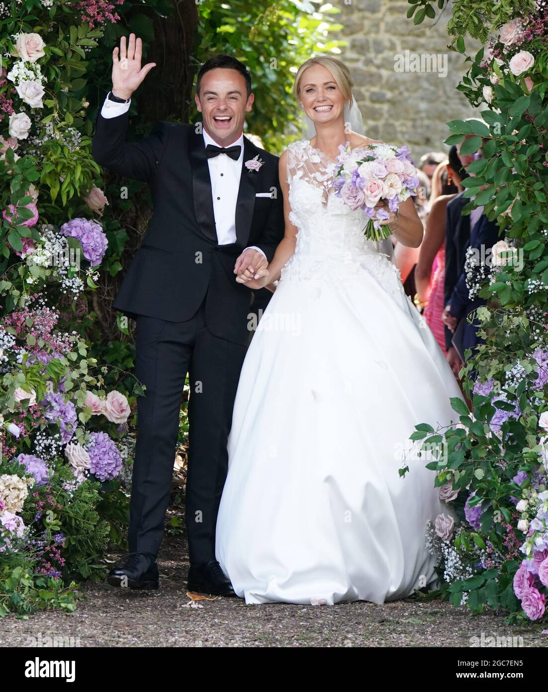 Anthony McPartlin und Anne-Marie Corbett verließen nach ihrer Hochzeitszeremonie die St. Michael's Church, Heckfield in Hampshire. ANT ist die Hälfte des Unterhaltungs-Duos Ant und Dec. Bilddatum: Samstag, 7. August 2021. Stockfoto