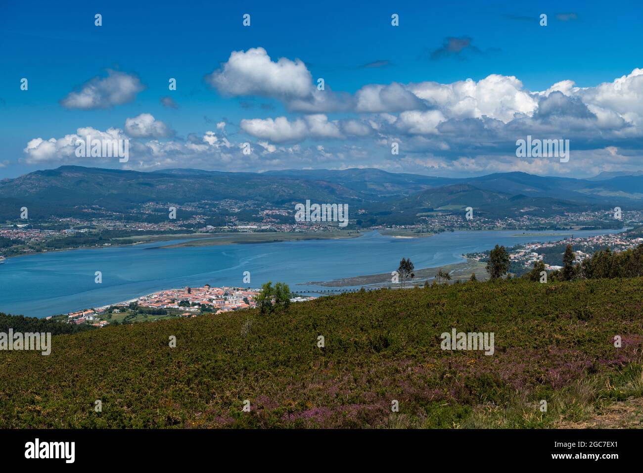 Landschaftlich schöner Blick auf das Dorf Caminha und den Fluss Minho (Rio Minho) an der Grenze zwischen Portugal und Spanien Stockfoto