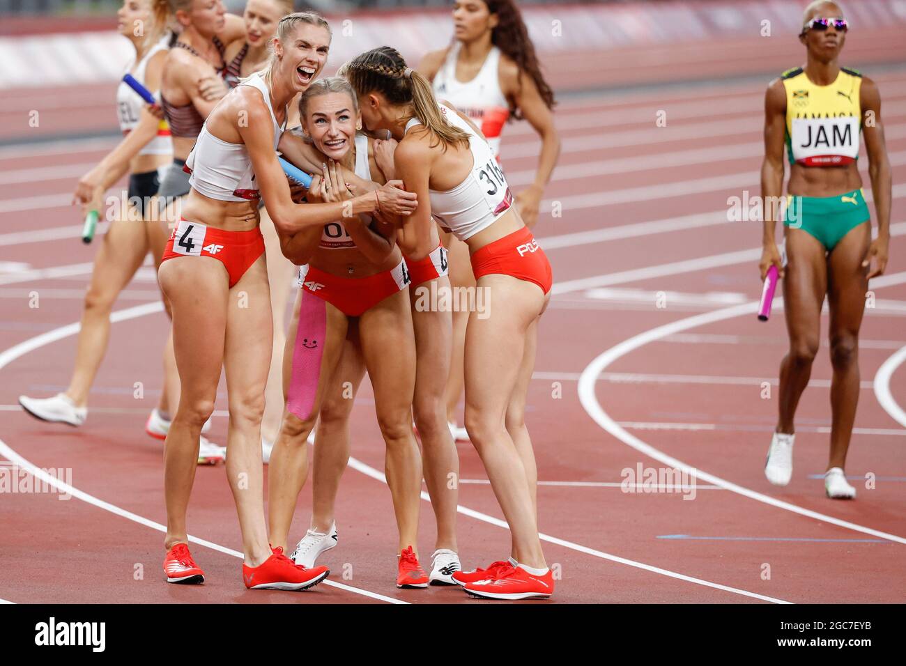 Tokio, Japan. August 2021. Das Team Polen feiert, nachdem es am 2020 Samstag, den 7. August 2021, in Tokio, Japan, im olympischen Stadion im 4x400-m-Finale der Frauen Silber gewonnen hat. Die Vereinigten Staaten nahmen Gold mit einer Zeit von 3:16.85, während Polen Silber mit einer Zeit von 3:20.53 und Jamaika Bronze mit einer Zeit von 3:21.24. Foto von Tasos Katopodis/UPI Credit: UPI/Alamy Live News Stockfoto