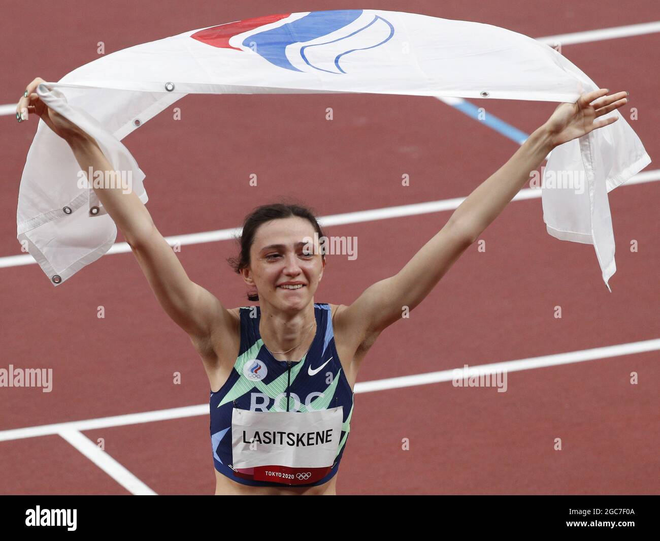 Tokio, Japan. August 2021. ROC's Mariya Lasitskene feiert ihre Saisonbestzeit von 2,04 m beim Gewinn des Frauen-Hochsprung-Finales im Olympiastadion während der Olympischen Sommerspiele 2020 in Tokio, Japan, am Samstag, 7. August 2021. Foto von Bob Strong/UPI Credit: UPI/Alamy Live News Stockfoto