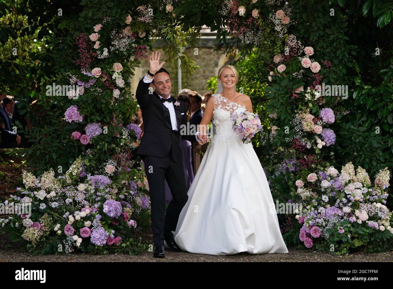 Anthony McPartlin und Anne-Marie Corbett verließen nach ihrer Hochzeitszeremonie die St. Michael's Church, Heckfield in Hampshire. ANT ist die Hälfte des Unterhaltungs-Duos Ant und Dec. Bilddatum: Samstag, 7. August 2021. Stockfoto