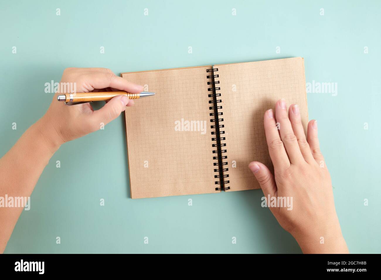 Happy Left Hander's Day. Halten Sie den Stift mit der linken Hand und schreiben Sie Text. Stockfoto