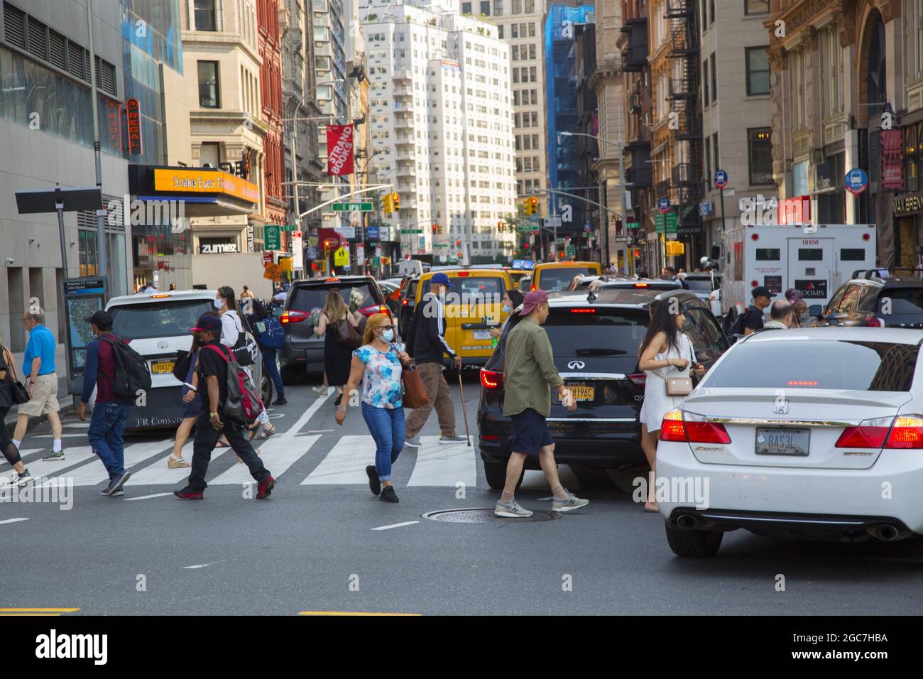 An der Ecke der 14th Street und des Broadway am Union Square herrscht in Manhattan, NYC, immer ein Auto- und Fußgängerverkehr. Stockfoto