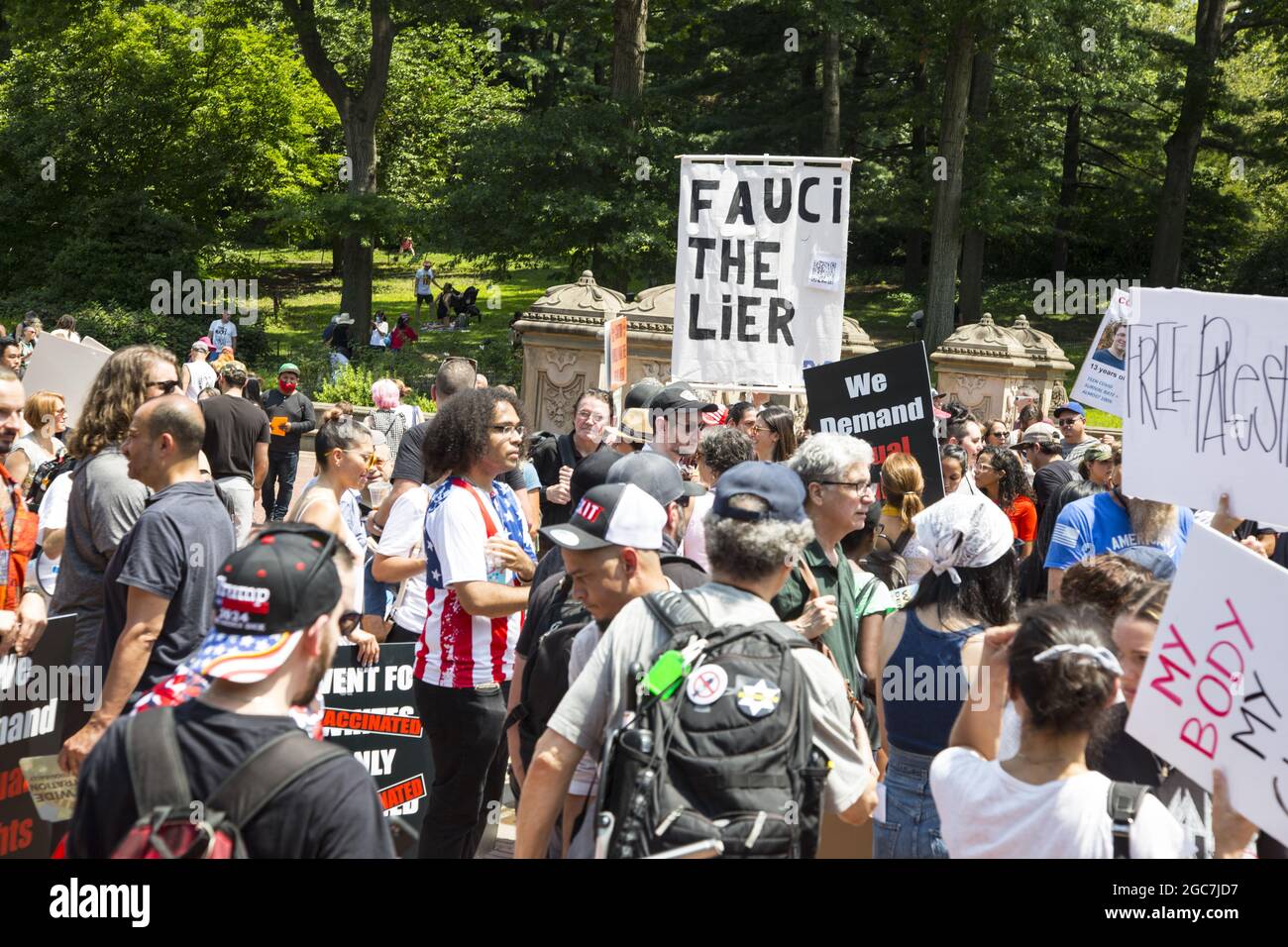 Eine Koalition von Menschengruppen demonstriert und marschiert durch den Central Park, die das Gefühl haben, dass unsere verfassungsmäßigen Rechte untergraben und verletzt werden, mit der wachsenden Nachfrage nach dem Covid-Impfstoff, der Manipulation von Statistiken und der Maskierung von Kindern, Und unterschiedliche Standpunkte zu diesem Thema zensieren. New York City. Stockfoto