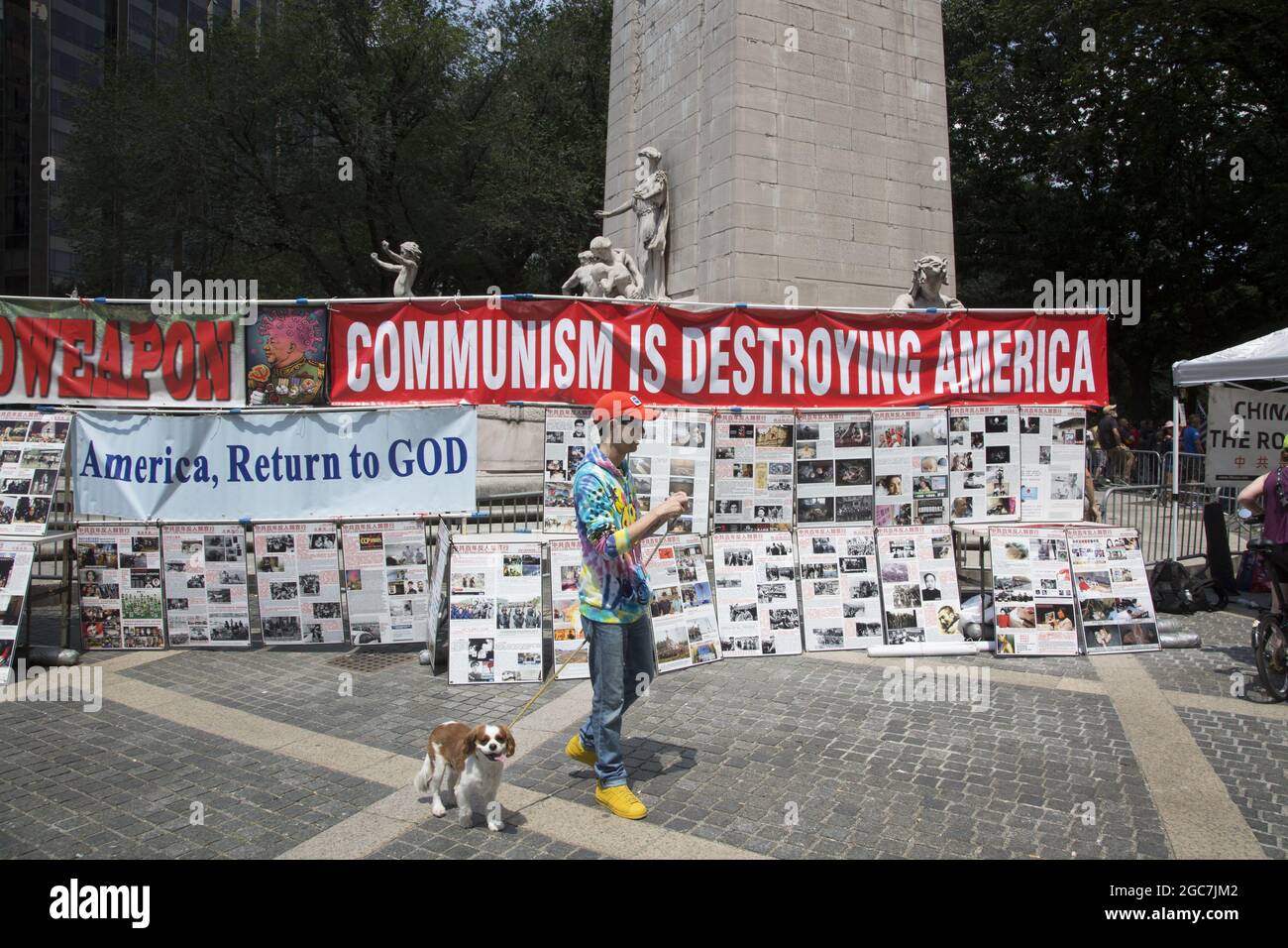 Die chinesische Gruppe ermutigt die Amerikaner, zu Gott zurückzukehren und nicht zu lassen, dass der Kommunismus Amerika zerstört. Gezeigt wird, was die KPCh (Kommunistische Partei Chinas) vielen Bürgern angetan hat. Installation, Columbus Circle im Central Park, New York City. Stockfoto