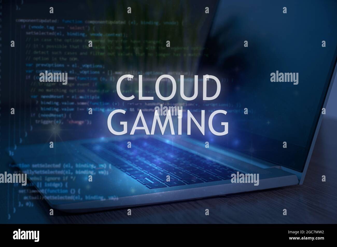 Cloud-Gaming-Inschrift gegen Laptop und Code-Hintergrund. Technologiekonzept. Stockfoto