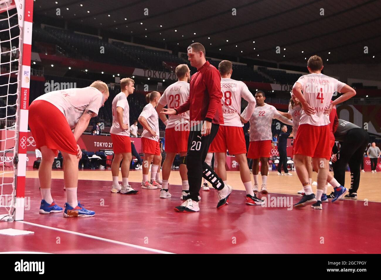 Tokio, Japan. August 2021. Handball: Olympische Spiele, Männer, Finale, Frankreich - Dänemark im Yoyogi National Stadium. Das dänische Team reagiert nach der Niederlage. Quelle: Marijan Murat/dpa/Alamy Live News Stockfoto