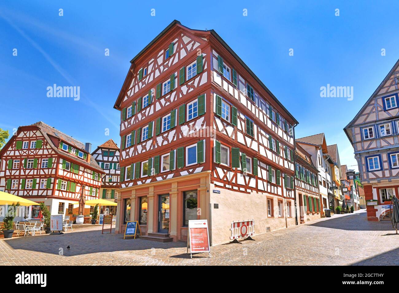 Mosbach, Deutschland - Juni 2021: Fachwerkhaus am Marktplatz im historischen Stadtzentrum Stockfoto