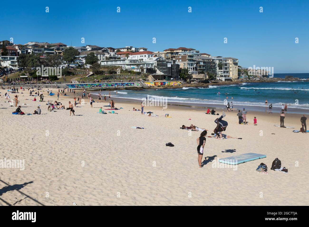 Sydney, Australien. Samstag, 7. August 2021. Einheimische trainieren und genießen einen schönen Wintertag mit Temperaturen um 20 ºC am Bondi Beach. Die Sperrbeschränkungen für den Großraum Sydney wurden aufgrund der Ausbreitung der Delta-Variante um vier Wochen bis zum 28. August verlängert und könnten verlängert werden. Quelle: Paul Lovelace/Alamy Live News Stockfoto