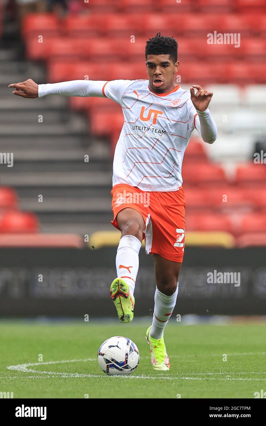 Tyreece John-Jules #28 von Blackpool bricht mit dem Ball Stockfoto