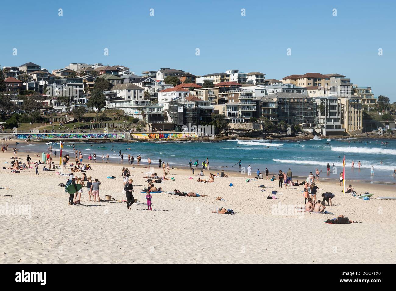 Sydney, Australien. Samstag, 7. August 2021. Einheimische trainieren und genießen einen schönen Wintertag mit Temperaturen um 20 ºC am Bondi Beach. Die Sperrbeschränkungen für den Großraum Sydney wurden aufgrund der Ausbreitung der Delta-Variante um vier Wochen bis zum 28. August verlängert und könnten verlängert werden. Quelle: Paul Lovelace/Alamy Live News Stockfoto