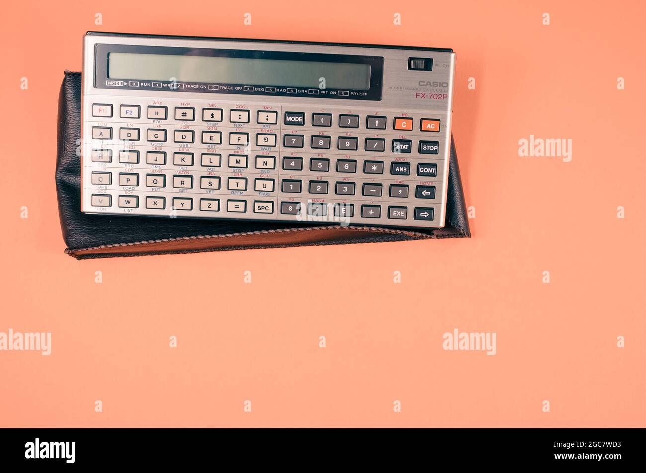 COMO, ITALIEN - Jul 31, 2021: Ein wissenschaftlicher und programmierbarer  Taschenrechner, isoliert auf einem pfirsichfarbenen Hintergrund mit freiem  Platz für Text Stockfotografie - Alamy