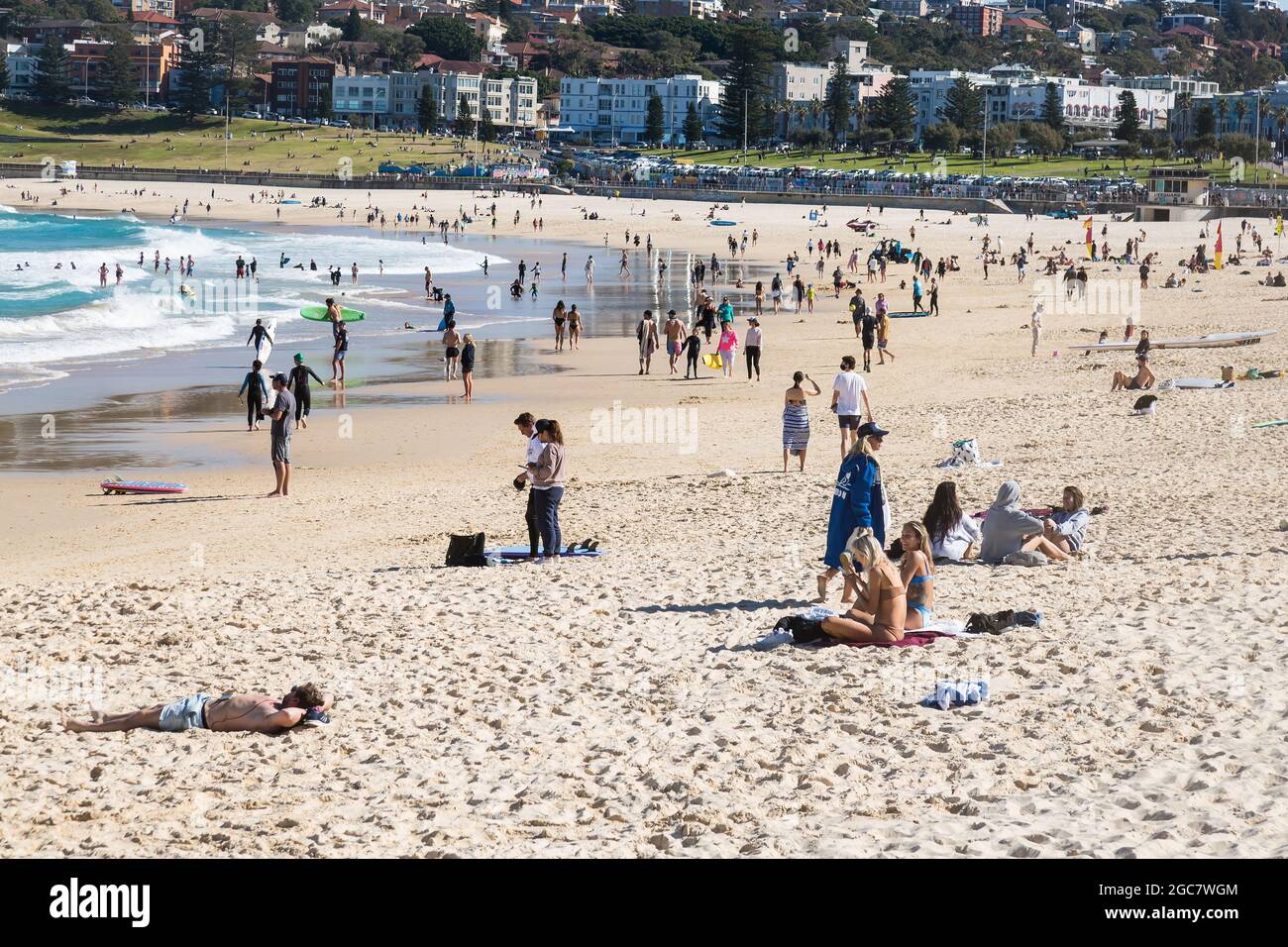 Sydney, Australien. Samstag, 7. August 2021. Einheimische trainieren und genießen einen schönen Wintertag mit Temperaturen um 20 ºC am Bondi Beach. Die Sperrbeschränkungen für den Großraum Sydney wurden aufgrund der Ausbreitung der Delta-Variante um vier Wochen bis zum 28. August verlängert und könnten verlängert werden. Quelle: Paul Lovelace/Alamy Live News Stockfoto