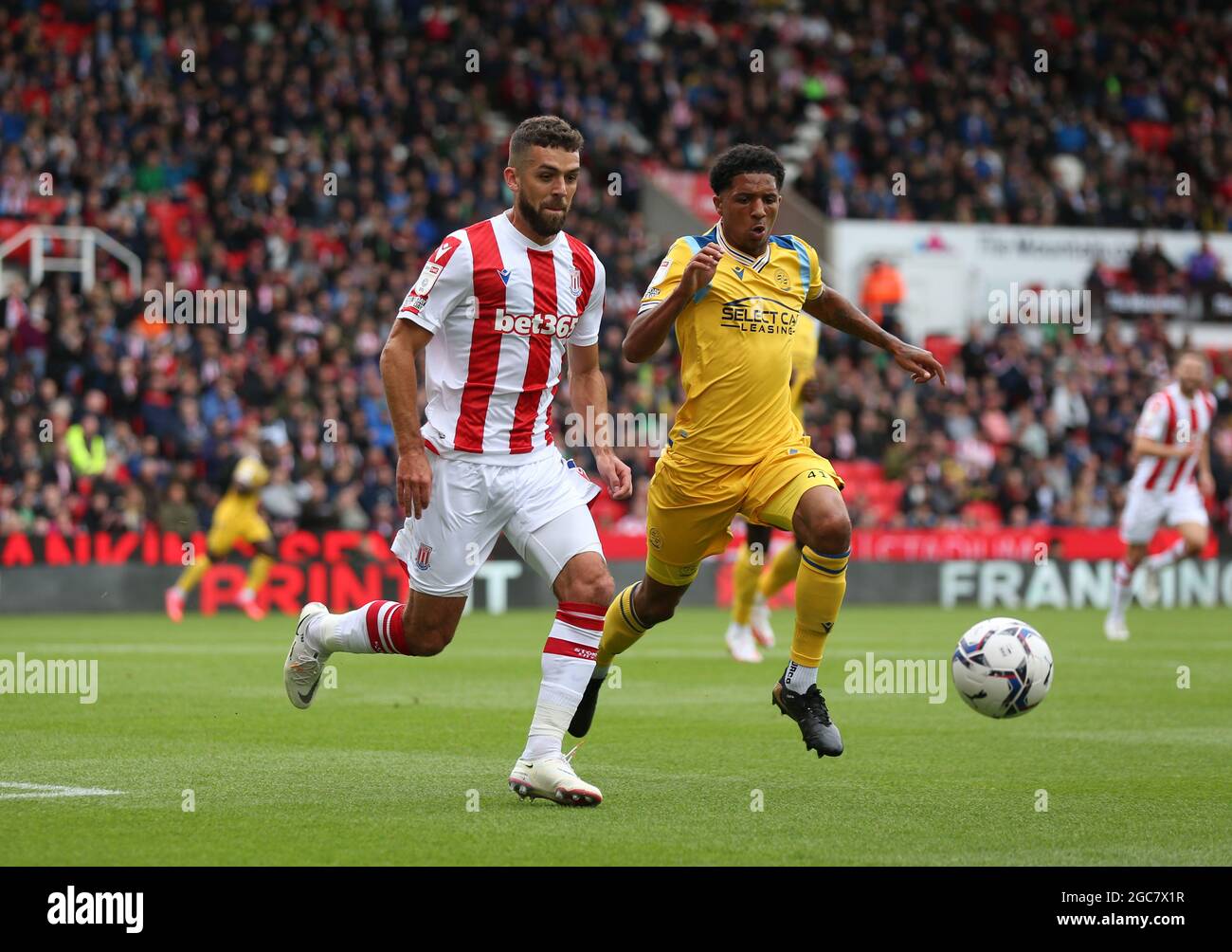 Tommy Smith von Stoke City (links) und Ethan Bristow von Reading kämpfen während des Sky Bet Championship-Spiels im bet365 Stadium, Stoke-on-Trent, um den Ball. Bilddatum: Samstag, 7. August 2021. Stockfoto