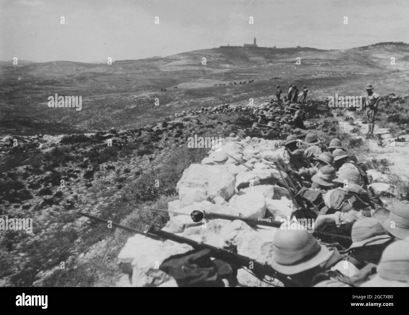 ANATHOTH, PALÄSTINA - 1920 - Soldaten der britischen Armee in einer erbeuteten Position in der Nähe von Anathoth, Palästina - Foto: Geopix Stockfoto