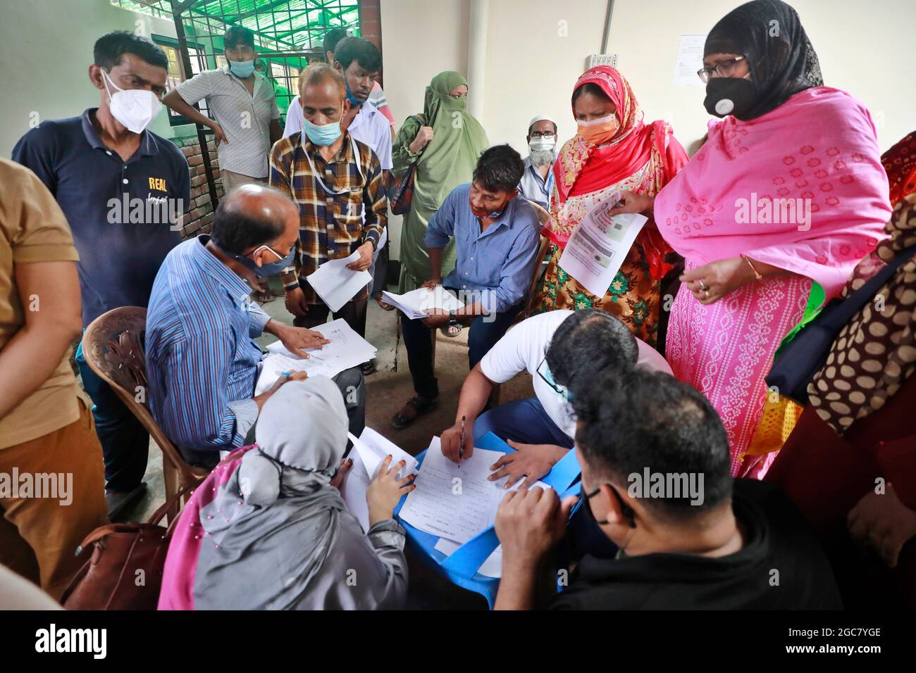 Dhaka, Bangladesch - 07. August 2021: Am ersten Tag der Corona kommen Menschenmassen zum Mugda Nagar Mutterkrankenhaus in der Hauptstadt, um sich impfen zu lassen Stockfoto