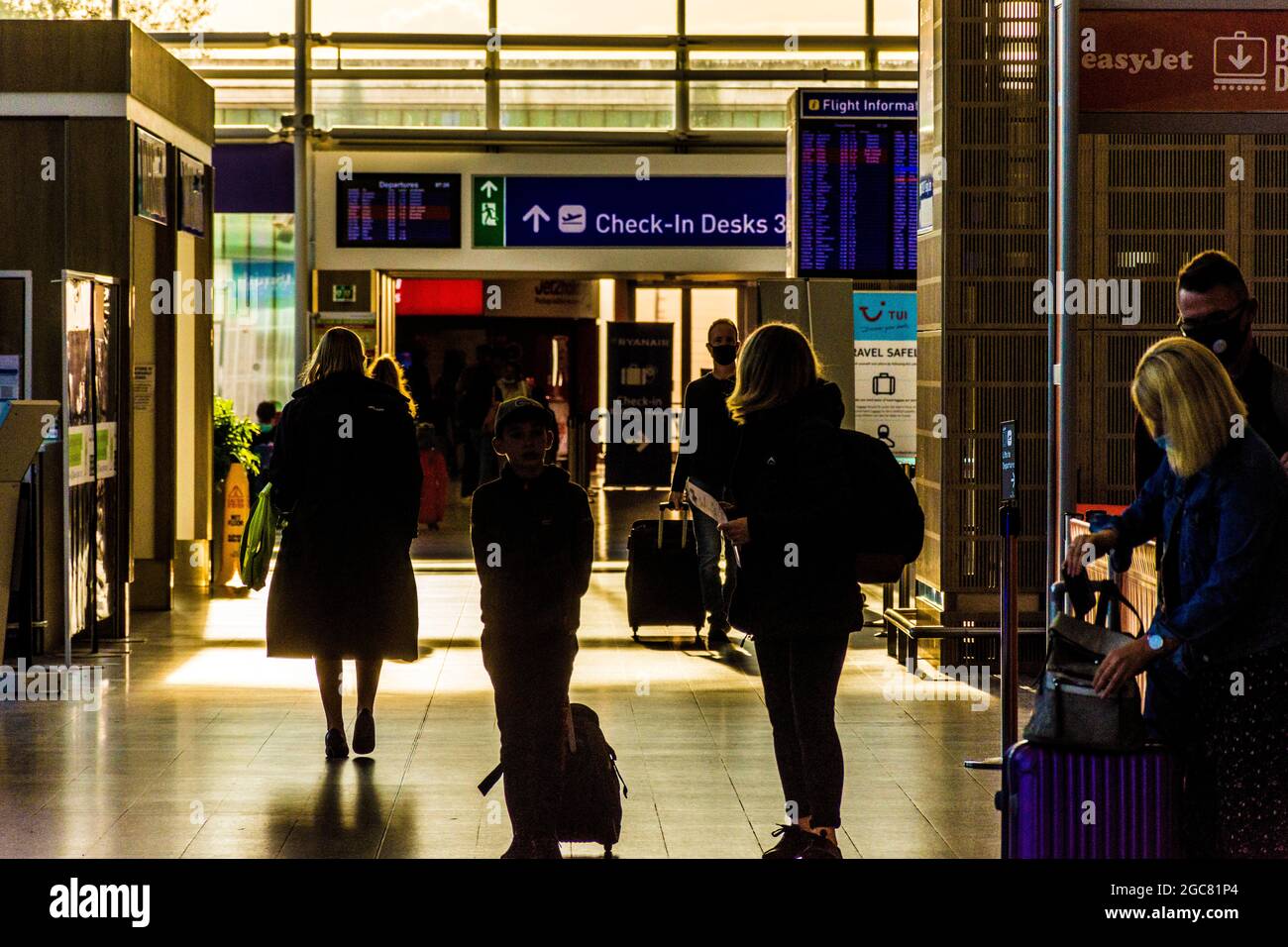 Bristol Airport, Großbritannien. August 2021. Der Flughafen war heute voll, da die Menschen in den Urlaub abreisten. Die meisten tragen Masken gegen das Covid-19-Virus, während bei ihrer Rückkehr gewisse Unsicherheiten hinsichtlich der Quarantäne bestehen. Stockfoto