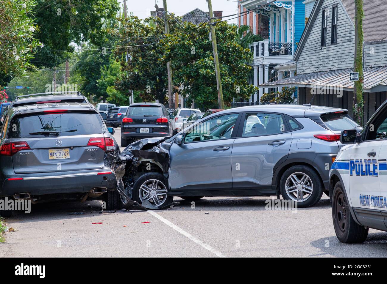 NEW ORLEANS, LA, USA - 30. JULI 2021: Verkehrsunfall auf der Magazine Street im Garden District Stockfoto