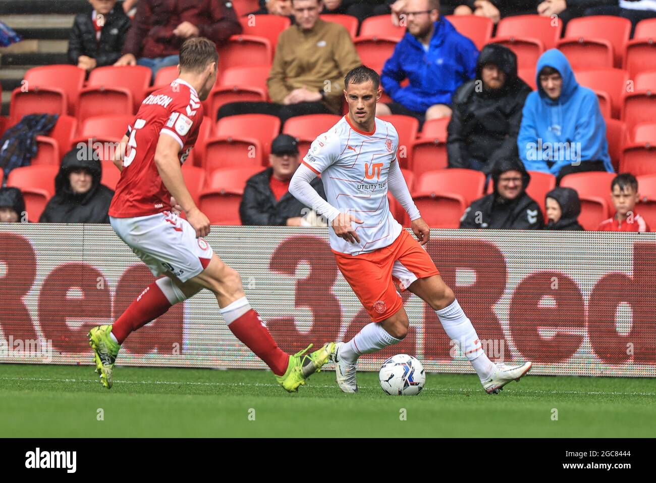 Bristol, Großbritannien. August 2021. Jerry Yates #9 von Blackpool hält den Ball, während Rob Atkinson #5 von Bristol City ihn am 8/7/2021 in Bristol, Großbritannien, verfolgt. (Foto von Mark Cosgrove/News Images/Sipa USA) Quelle: SIPA USA/Alamy Live News Stockfoto