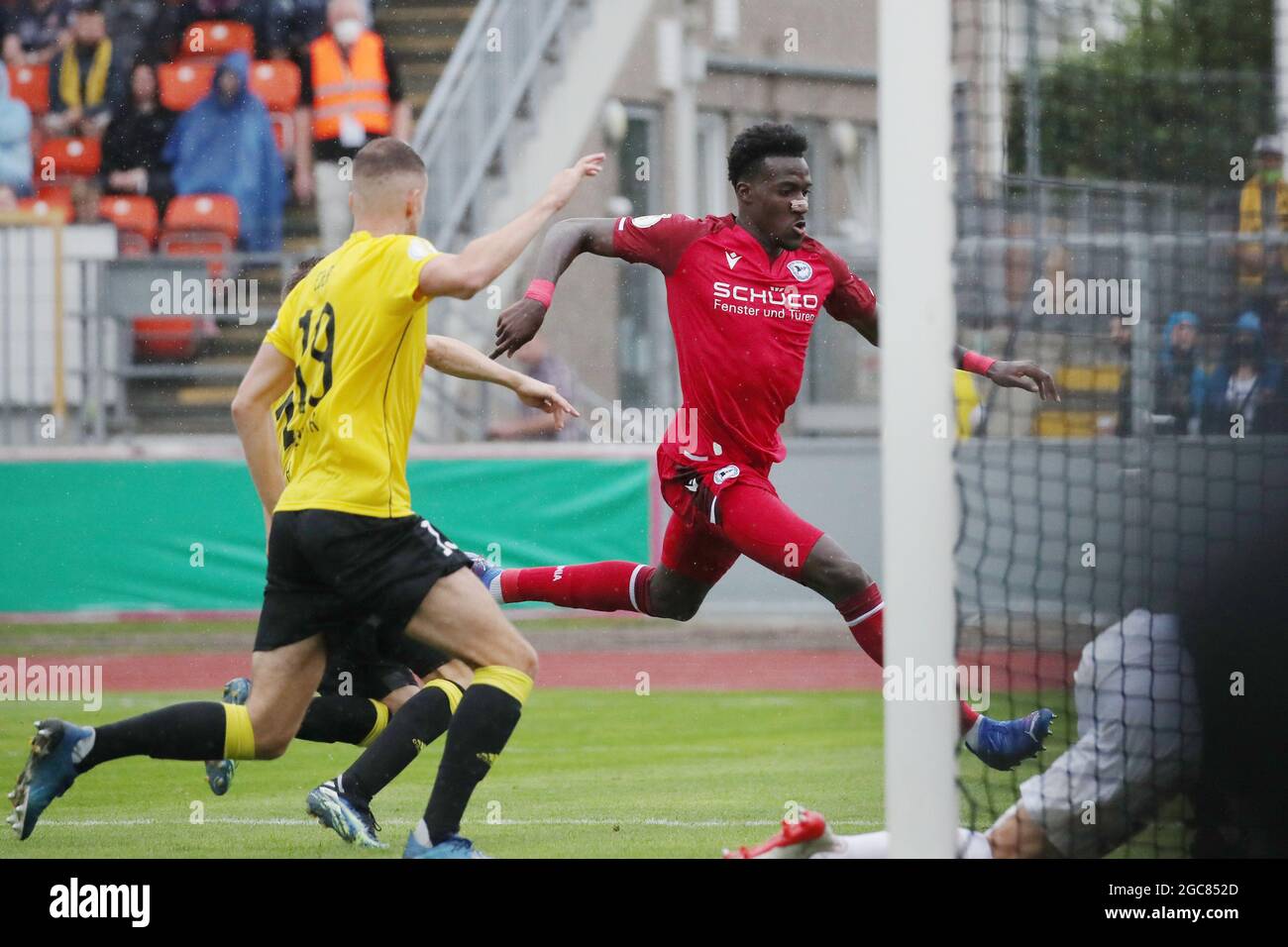 07. August 2021, Bayern, Bayreuth: Fußball: DFB-Pokal, SpVgg Bayreuth - Arminia Bielefeld, 1. Runde im Hans-Walter-Wild-Stadion. Bryan Lasme (r) von Arminia Bielefeld reagiert auf seinen Weg, das Tor zu treffen und es 1:3 zu erreichen. (Wichtiger Hinweis: Der DFB untersagt die Verwendung von Sequenzbildern im Internet und in Online-Medien während des Spiels (einschließlich Halbzeit). Sperrfrist! Der DFB erlaubt die Veröffentlichung und Weiterverwendung der Bilder auf mobilen Endgeräten (insbesondere MMS) und über DVB-H und DMB erst nach Ende des Spiels). Foto: Daniel Karmann/dpa - WICHTIGER HINWEIS: Gemäß der r Stockfoto