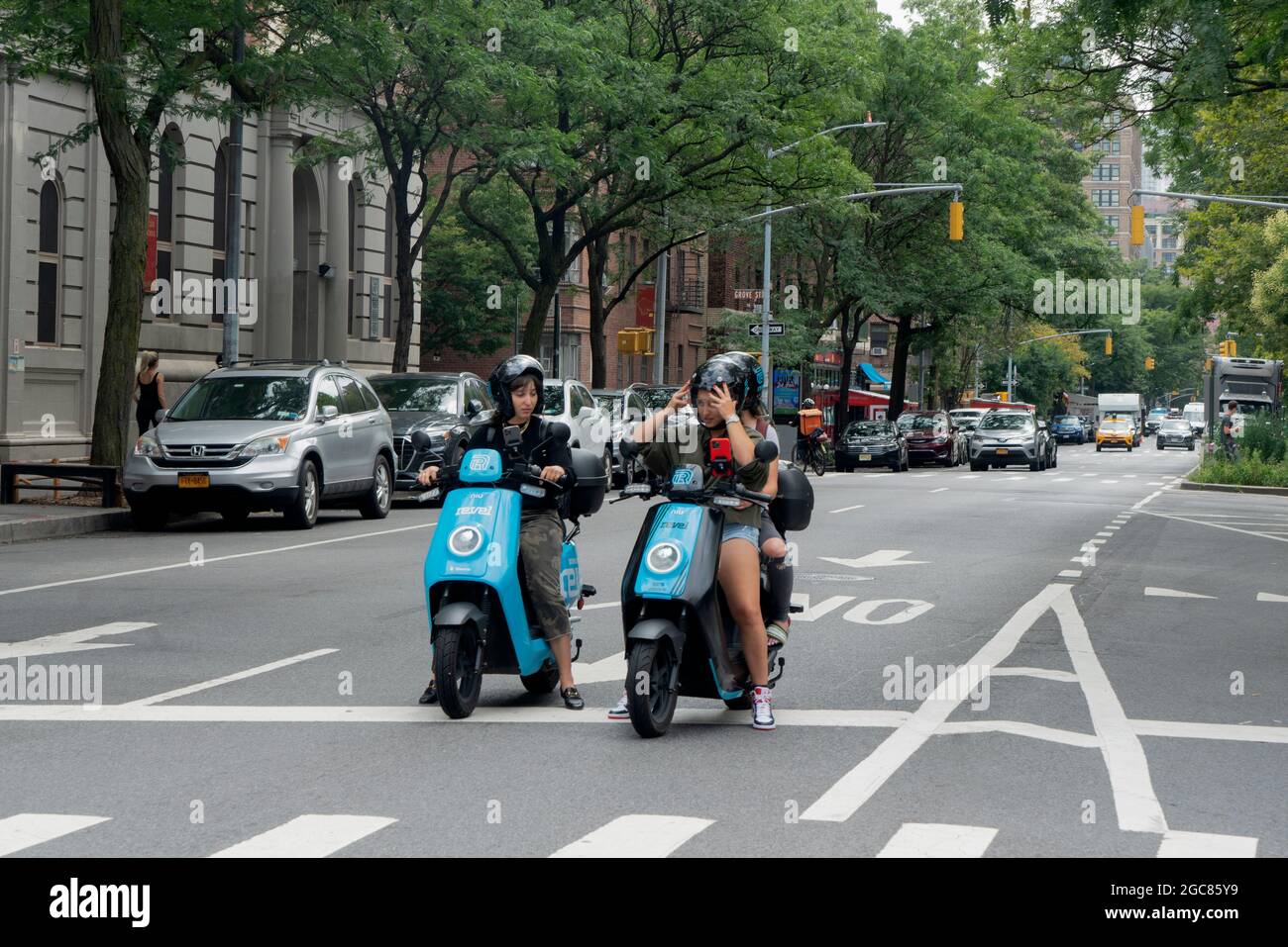 Revel mietet in New York City docklose elektrische Mopeds als Transportmittel. Fahrer müssen mindestens 21 Jahre alt sein und über eine gültige Fahrlizenz verfügen Stockfoto