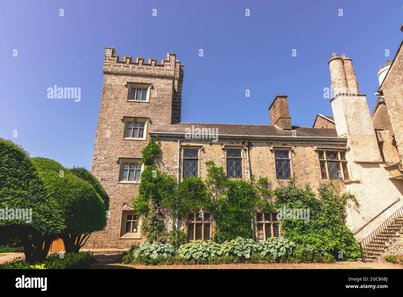 Levens Hall ein Herrenhaus aus dem 13. Jahrhundert in Cumbria, Großbritannien, hat den ältesten topiary Park der Welt mit fantastisch geformten Pflanzen. Stockfoto