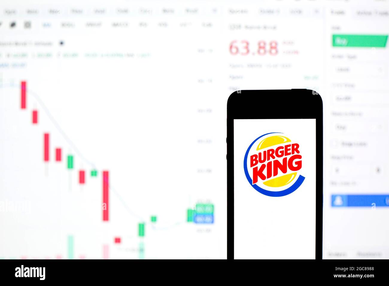 6. August 2021, Barcelona, Katalonien, Spanien: Auf dieser Abbildung ist ein Burger King-Logo auf einem Smartphone mit den Börseninformationen von Restaurant Brands International im Hintergrund zu sehen. (Bild: © Thiago Prudencio/DAX via ZUMA Press Wire) Stockfoto