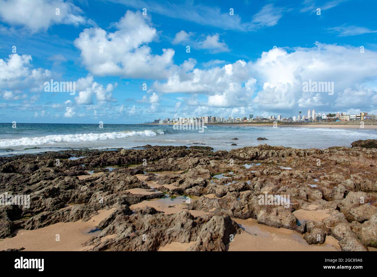 Erfrischende Landschaft des Meeres, das die Stadt Salvador badet. Bahia, Brasilien. Stockfoto