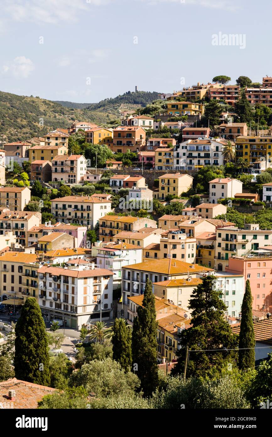 Häuser mit Blick auf den Hafen von Porto Santo Stefano, einem der beiden Haupthäfen auf der Seite des Monte Argentario, in der Toskana, Italien. Stockfoto