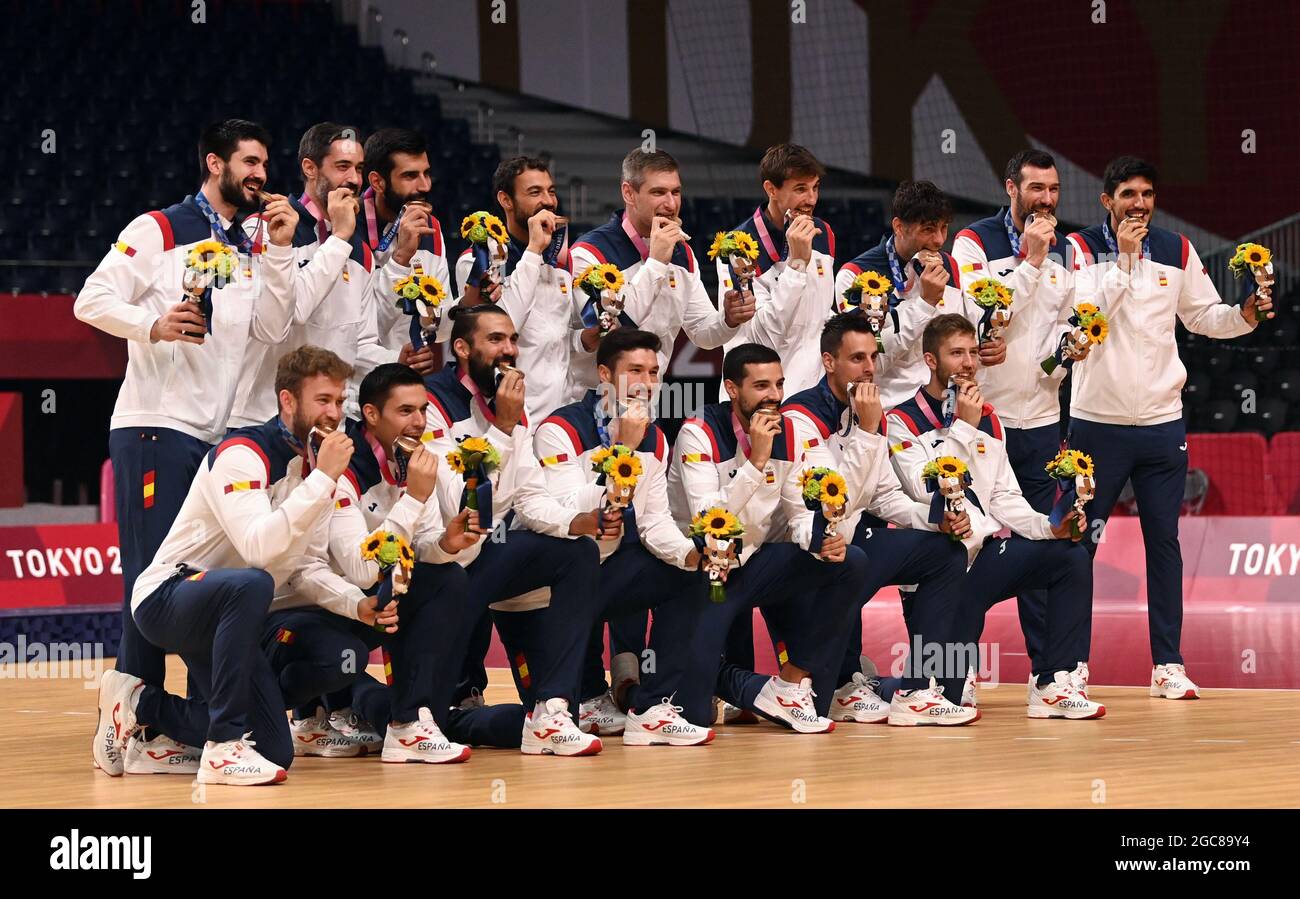 Tokio, Japan. August 2021. Handball: Olympische Spiele, Männer, im Yoyogi National Stadium. Die spanische Mannschaft jubelt mit ihren Bronzemedaillen. Quelle: Marijan Murat/dpa/Alamy Live News Stockfoto