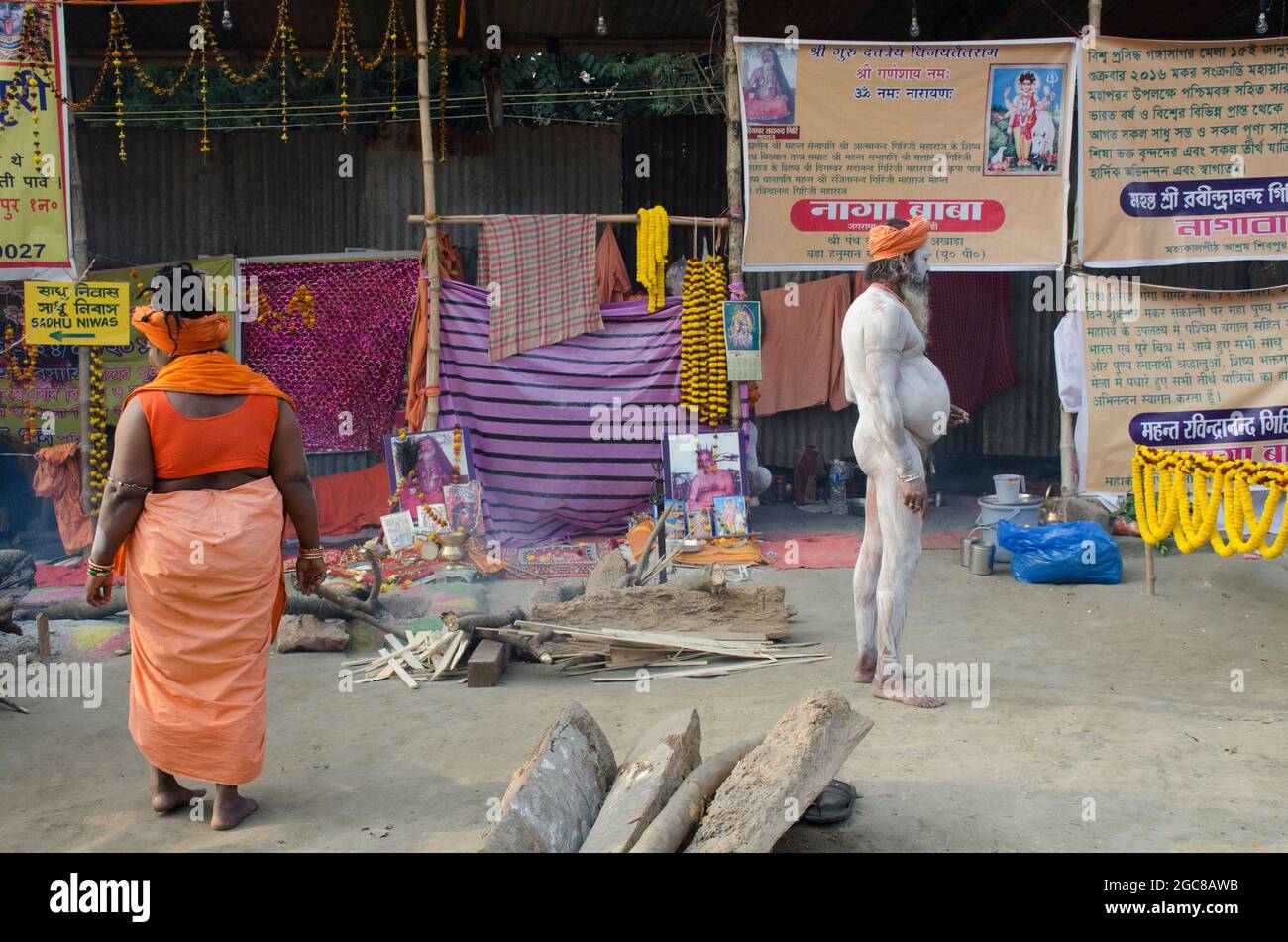 Sadhus in einem Transportlager in Kalkutta, Westbengalen. Stockfoto