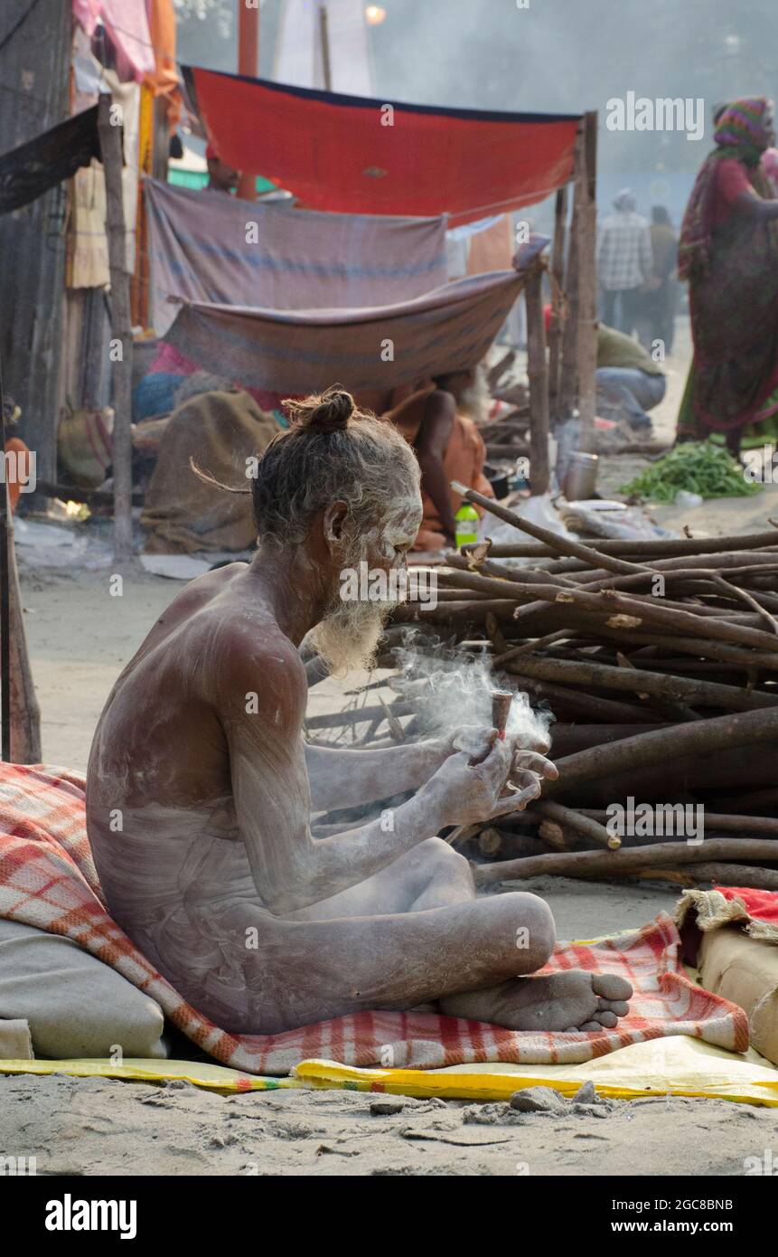 Sadhus in einem Transportlager in Kalkutta, Westbengalen. Stockfoto