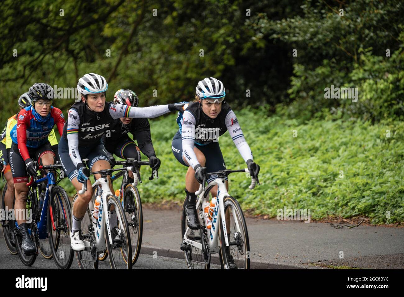 Lizzie Deignan Professional Racing Cyclist holt eine Flasche Getränke von einem Teamkollegen auf einer Bühne der Women’s Tour de Yorkshire, Harrogate, Vereinigtes Königreich Stockfoto