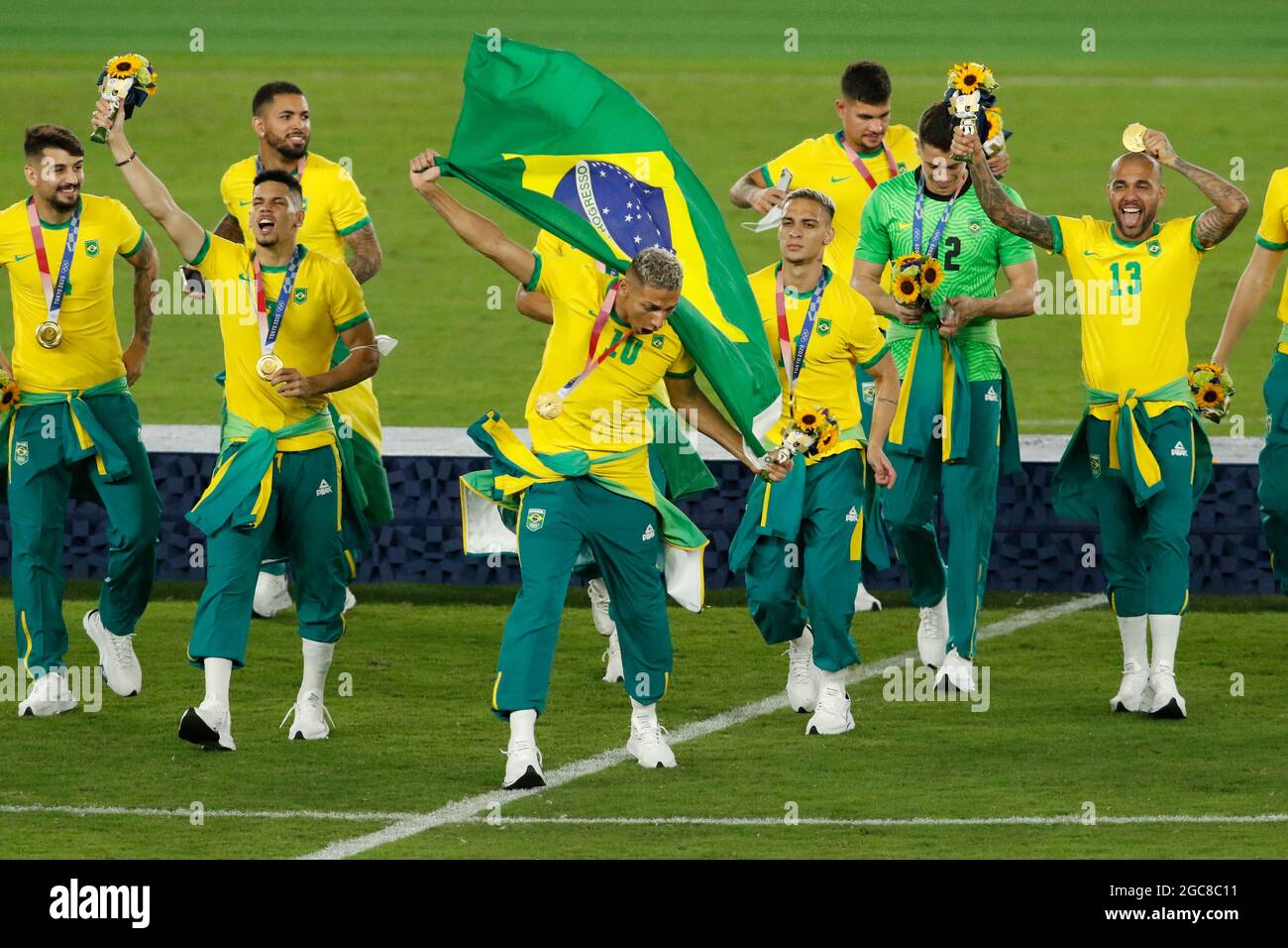 Yokohama, Japan. August 2021. Brasiliens Spieler feiern, nachdem sie während der Olympischen Spiele 2020 in Tokio im Internationalen Stadion Yokohama das Goldmedaillenspiel der Fußballmänner zwischen Brasilien und Spanien gewonnen haben. Brasilien besiegt Spanien 2:1. (Bild: © Rodrigo Reyes Marin/ZUMA Press Wire) Stockfoto