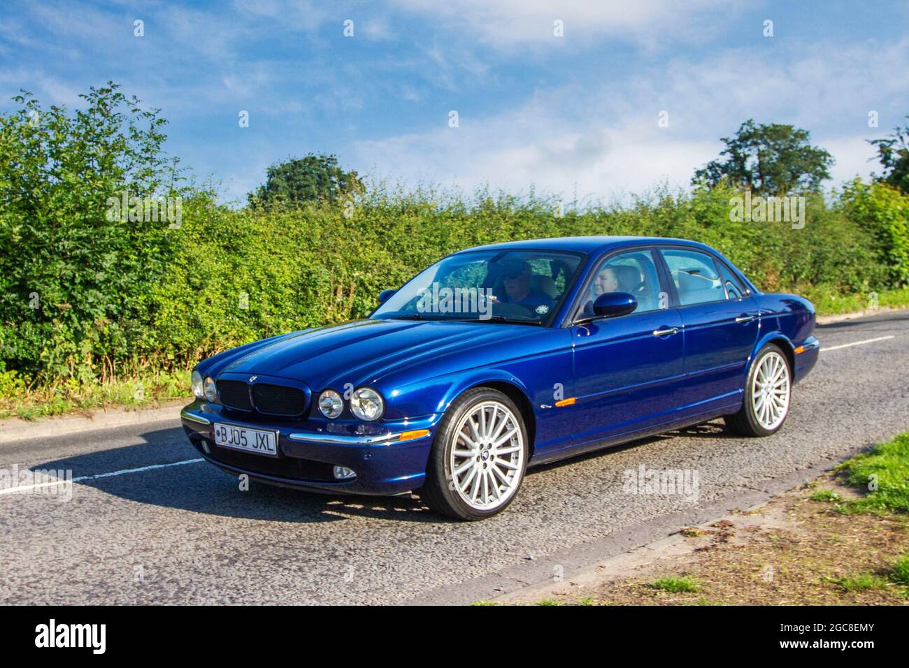 2005 British Jaguar V8 Sport 6-Gang-Automatik 3555 ccm Benzollimousine auf dem Weg zur Capesthorne Hall Classic Car Show im Juli, Ceshire, Großbritannien Stockfoto