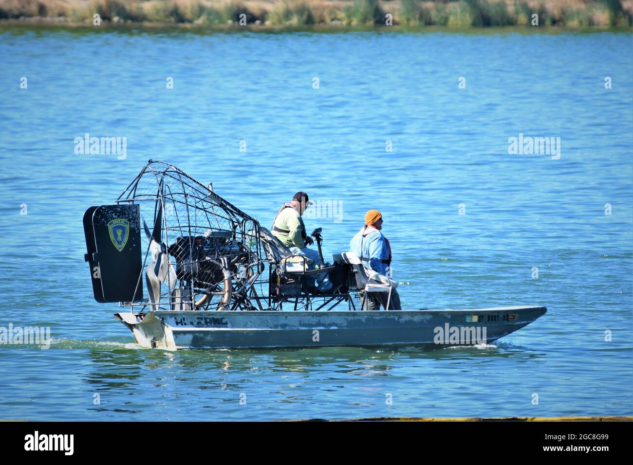 Fish and Game (Staat Kalifornien) Agenten in ihrem Patrouillenboot, das mit Ventilatorantrieb und ohne Propeller im Wasser betrieben wird Stockfoto