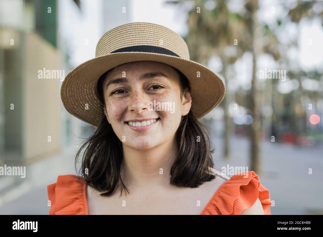 Hispanic Tourist girl mit Spaß im Freien in der Stadt - Fokus auf Gesicht Stockfoto