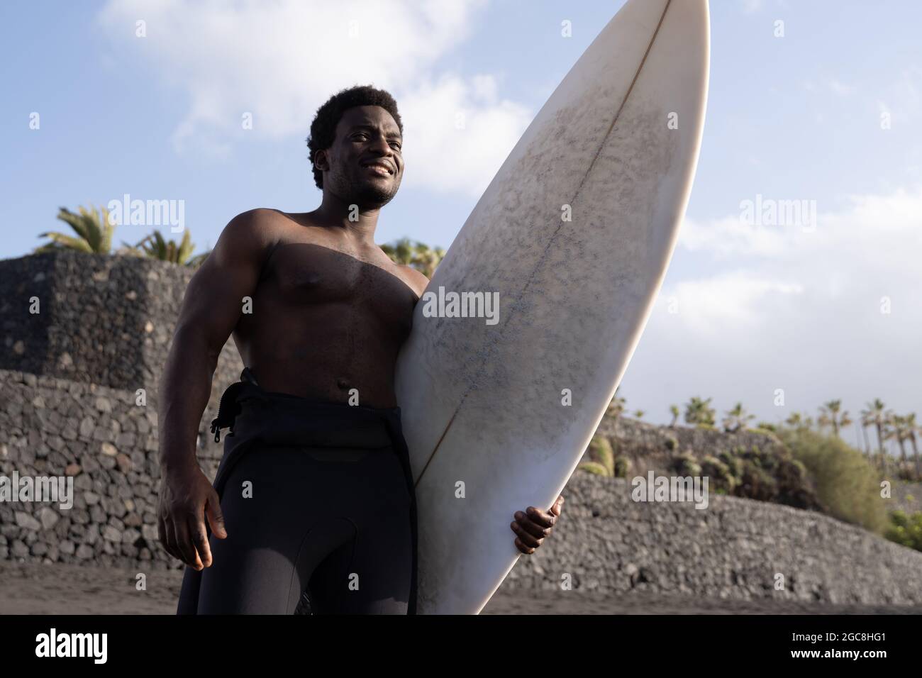 Surfer african american man hält Longboard vor Surf Session - Extreme Sport Lifestyle Stockfoto