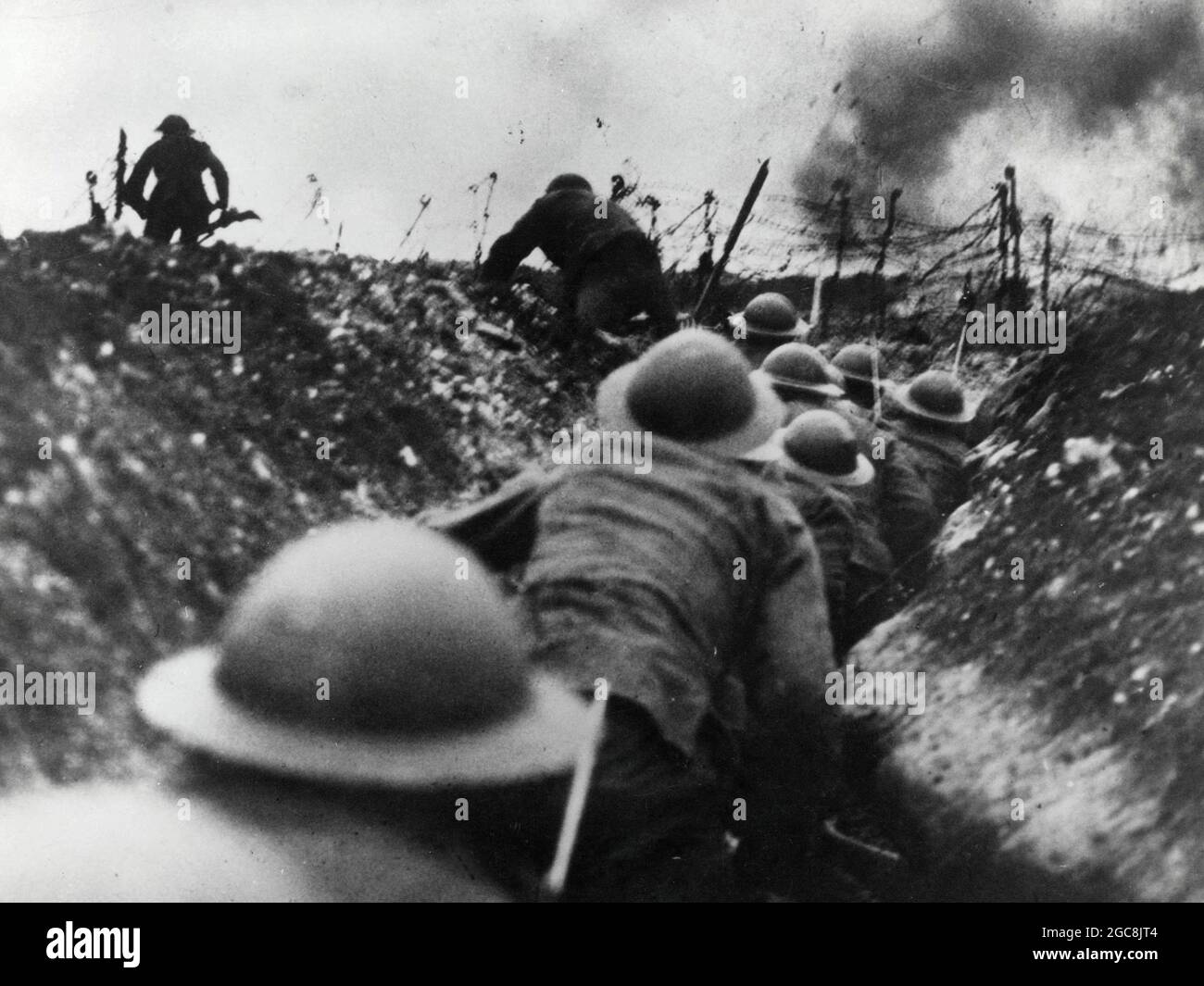 DIE SOMME, FRANKREICH - Juli 1916 - Britische Soldaten gehen während der Schlacht an der Somme während des Ersten Weltkriegs aus einem Graben "über die Spitze". Der Kampf Stockfoto