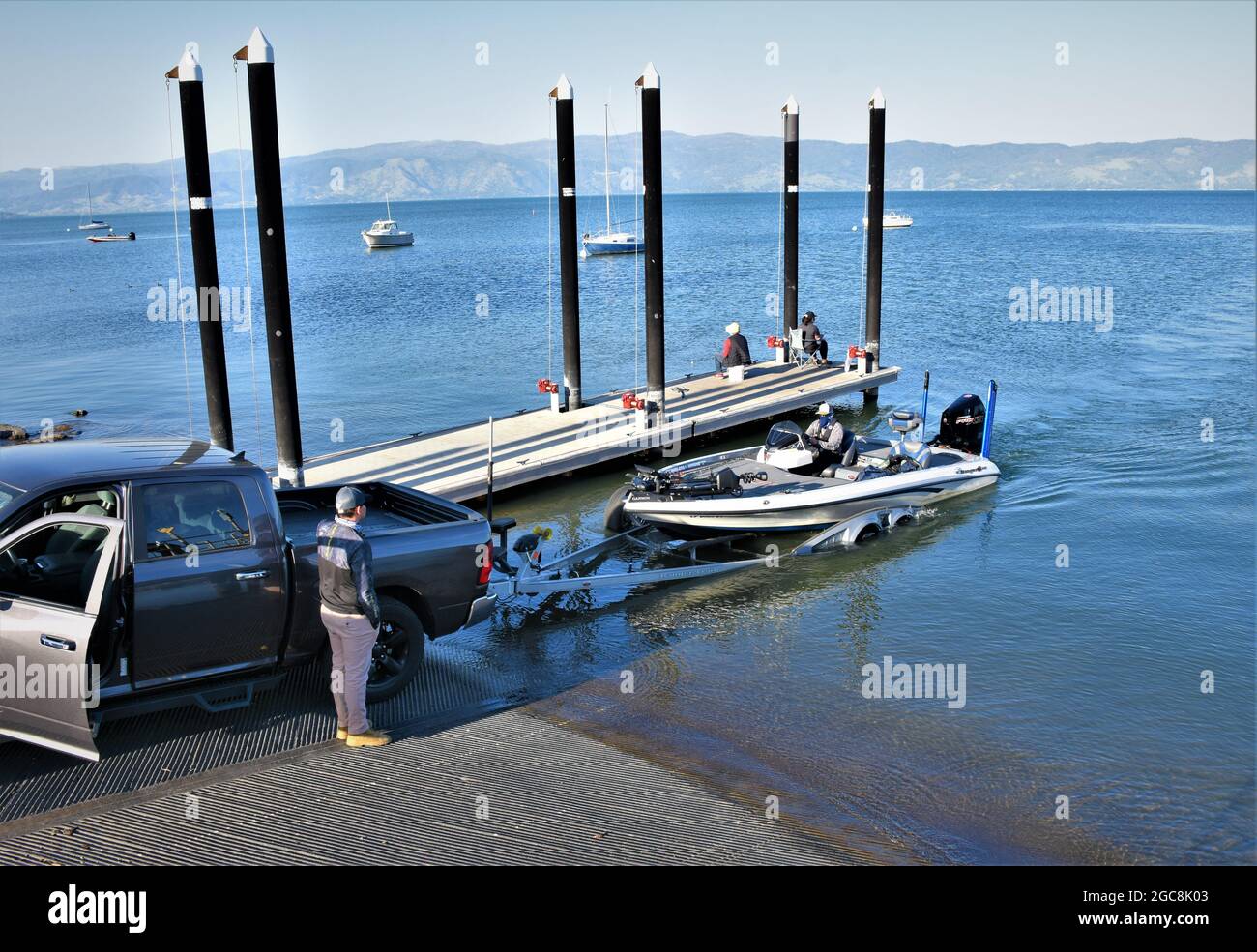 Ende des Angeltages auf Clearlake, Nord-Kalifornien, Sommer, Docking Bass Boot auf Anhänger auf Rampe in Lakeport Stockfoto