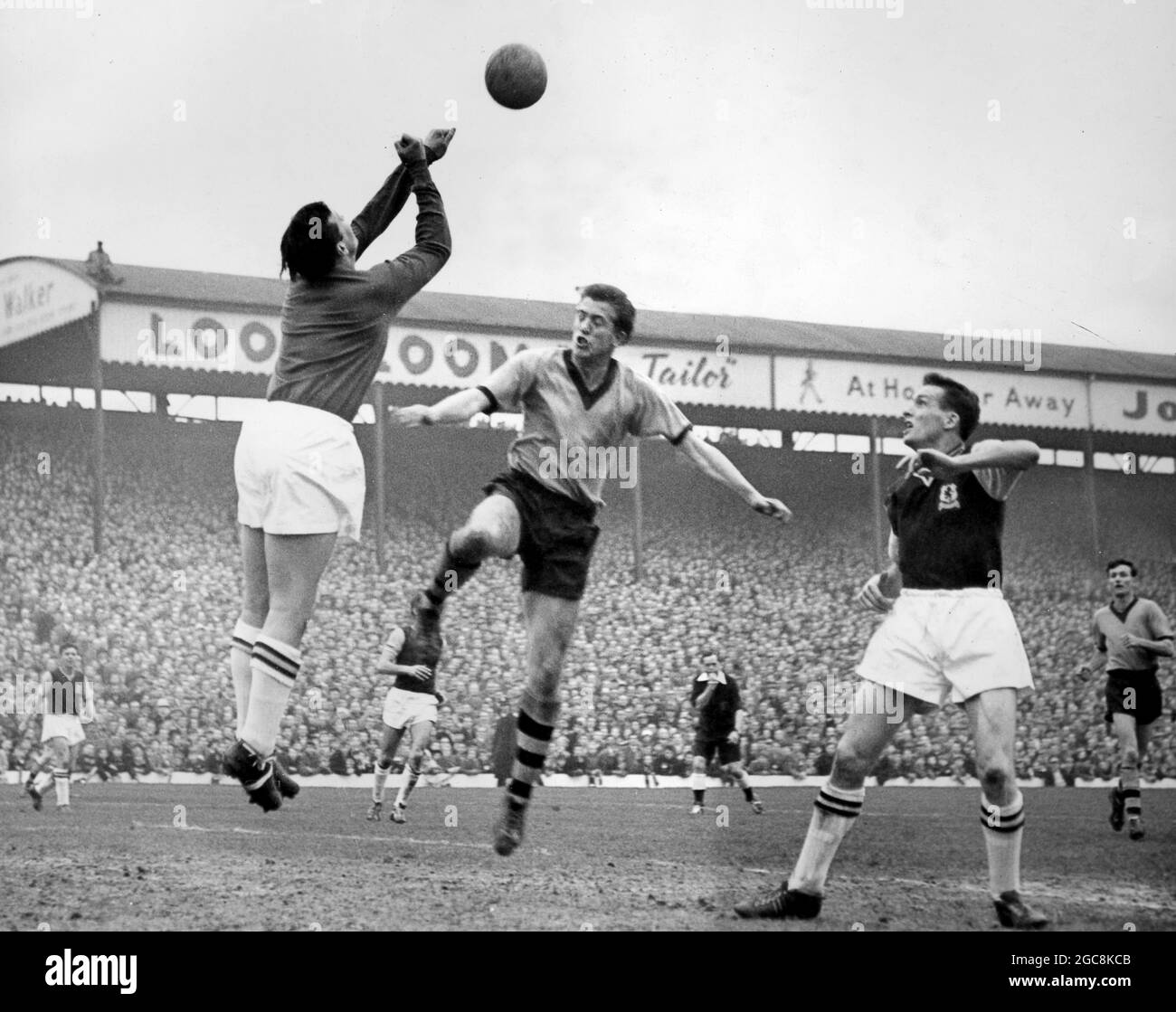 FA Cup Halbfinale bei den Hawthorns 26/3/1960 Wolverhampton Wanderers gegen Aston Villa. Fußballspieler Peter Broadbent fordert Torwart Nigel Sims heraus, der von Vic Crowe und Jimmy Murray beobachtet wird. Fußballspiel-Action der 60er Jahre Stockfoto