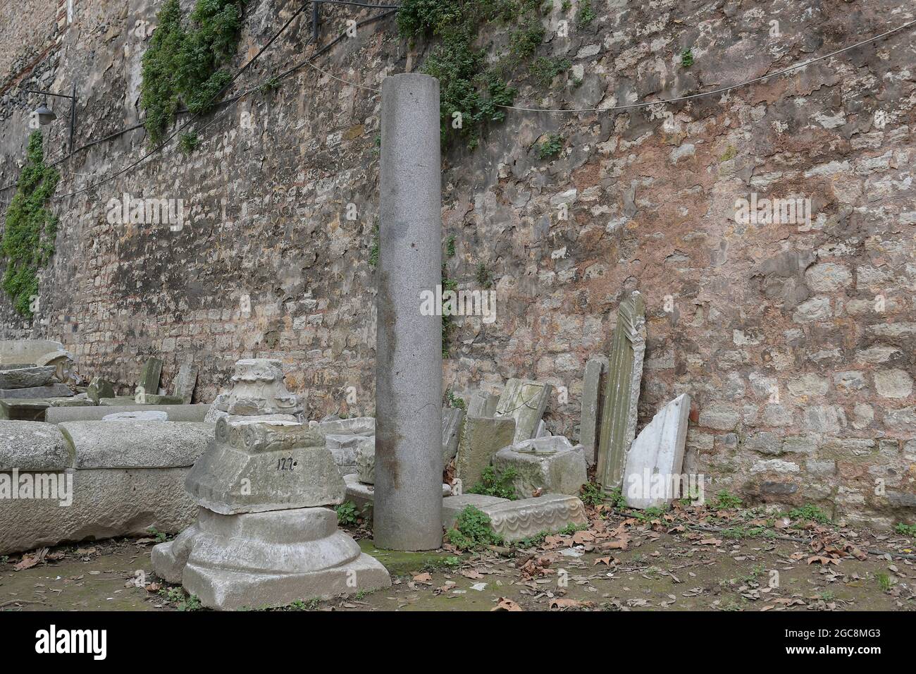 Istanbul, Türkei. Überreste eines antiken Gebäudes auf dem Weg zum Archäologischen Museum in Istanbul Stockfoto