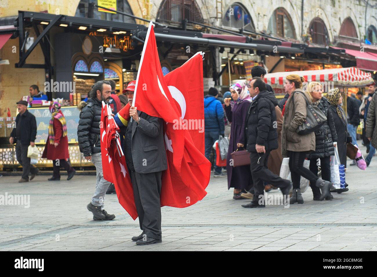 Istanbul, Türkei. Flaggenverkäufer im alten Basar in Istanbul Stockfoto