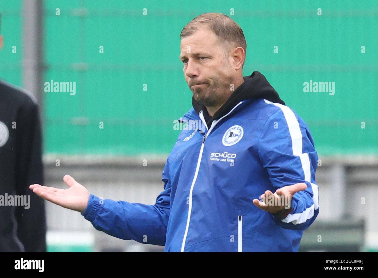 07. August 2021, Bayern, Bayreuth: Fußball: DFB-Pokal, SpVgg Bayreuth - Arminia Bielefeld, 1. Runde im Hans-Walter-Wild-Stadion. Arminia Bielefelder Coach Frank Kramer zeigt sich am Rande. (Wichtiger Hinweis: Der DFB untersagt die Verwendung von Sequenzbildern im Internet und in Online-Medien während des Spiels (einschließlich Halbzeit). Sperrfrist! Der DFB erlaubt die Veröffentlichung und Weiterverwendung der Bilder auf mobilen Endgeräten (insbesondere MMS) und über DVB-H und DMB erst nach Ende des Spiels). Foto: Daniel Karmann/dpa - WICHTIGER HINWEIS: Gemäß den Vorschriften der DFL DEU Stockfoto