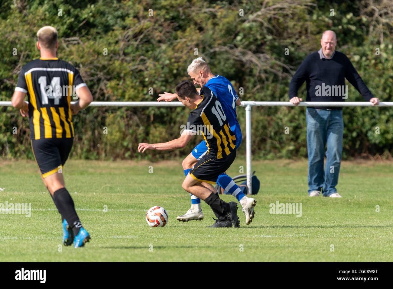 Southchurch Park, Southend on Sea, Essex, Großbritannien. August 2021. Während der Fußball mit Fans in Anwesenheit nach den COVID-19-Beschränkungen in Gang kommt, hat der FA Cup in England begonnen, wobei die nicht-Liga-Vereine an der Extra-Vorrunde teilnehmen. 637 Teams aus den unteren Schichten haben ihre Kampagnen begonnen, um gegen die besten Teams zu spielen. Auf dem Southend Manor der Essex Senior League war London Colney von der South Midlands League zu Gast. Mit einem Sieg von 1-0 für Manor reisen sie in der nächsten Runde zum FC Felixstowe & Walton Utd der Isthmian League Stockfoto