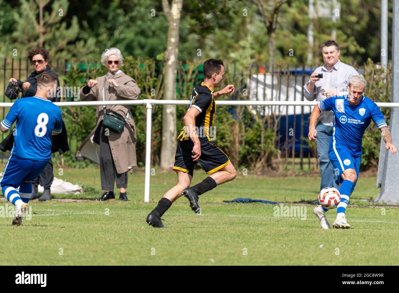Southchurch Park, Southend on Sea, Essex, Großbritannien. August 2021. Während der Fußball mit Fans in Anwesenheit nach den COVID-19-Beschränkungen in Gang kommt, hat der FA Cup in England begonnen, wobei die nicht-Liga-Vereine an der Extra-Vorrunde teilnehmen. 637 Teams aus den unteren Schichten haben ihre Kampagnen begonnen, um gegen die besten Teams zu spielen. Auf dem Southend Manor der Essex Senior League war London Colney von der South Midlands League zu Gast. Mit einem Sieg von 1-0 für Manor reisen sie in der nächsten Runde zum FC Felixstowe & Walton Utd der Isthmian League. Zwei Frauen beobachten Stockfoto