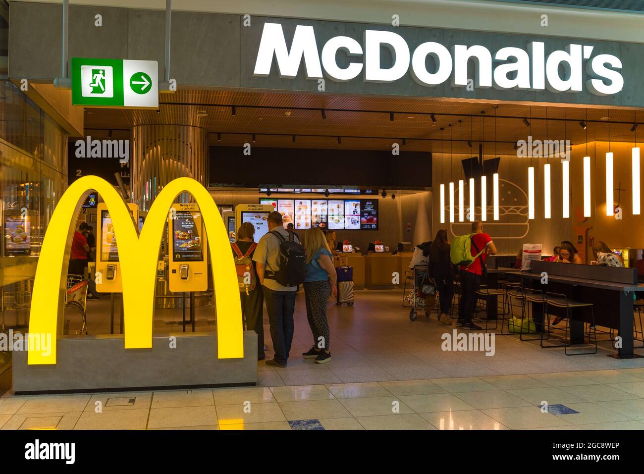 DUBAI, VAE - 24. FEBRUAR 2020: McDonald's Fast-Food-Restaurant auf dem Dubai International Airport Stockfoto